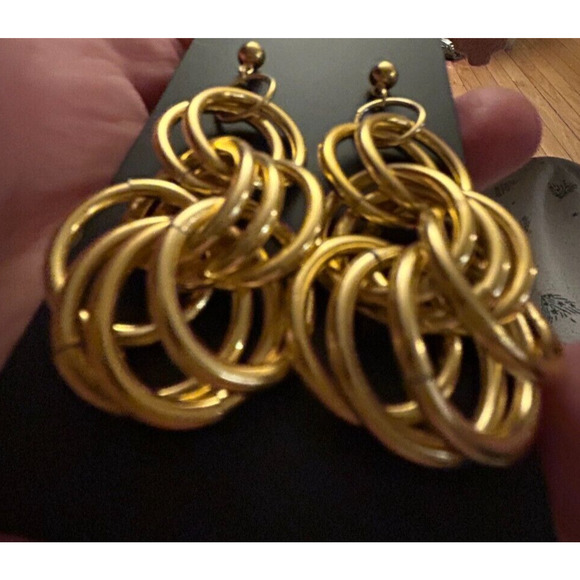 Avon 1970s Gold Ring Earrings - Picture 4 of 11